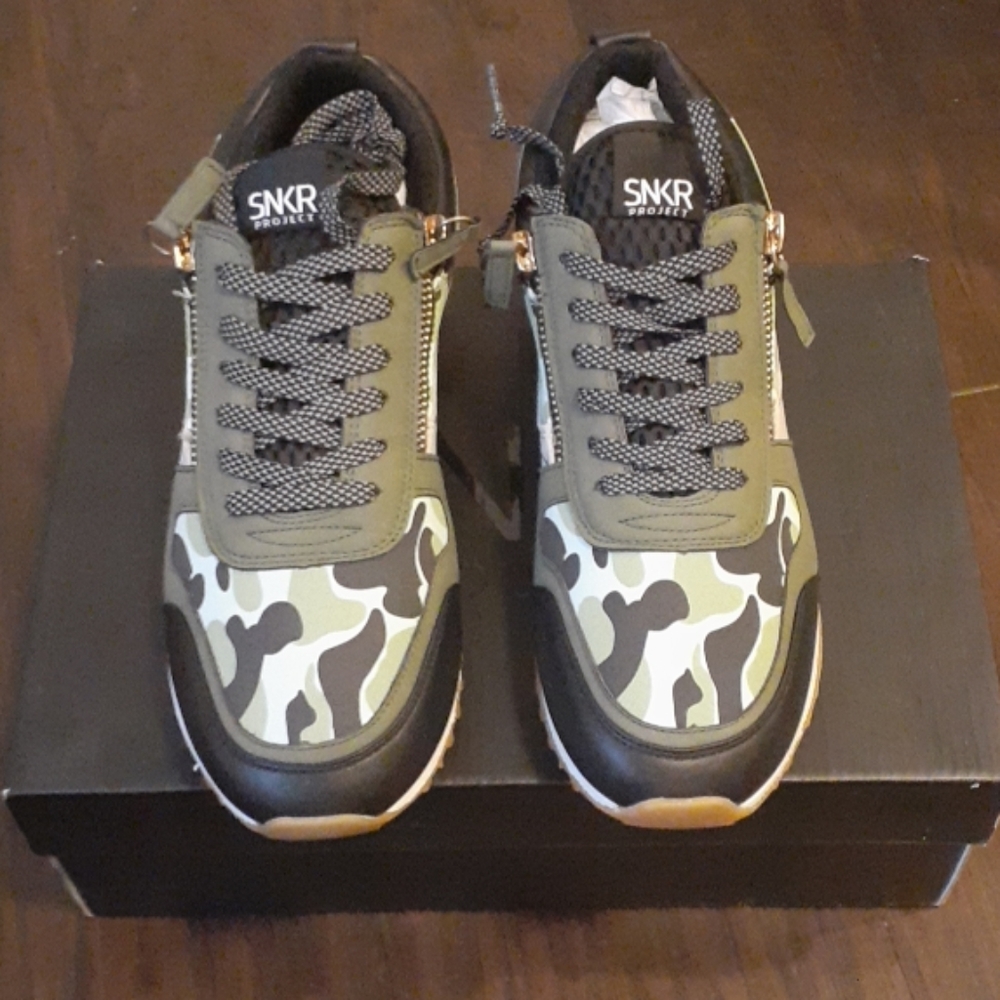 Sneakers With Gold Zipper